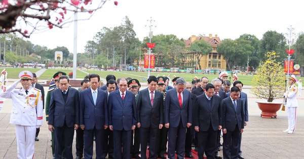 Đoàn đại biểu lãnh đạo, nguyên lãnh đạo Đảng, Nhà nước thành kính tưởng niệm Chủ tịch Hồ Chí Minh - Ảnh: VGP/Nhật Bắc