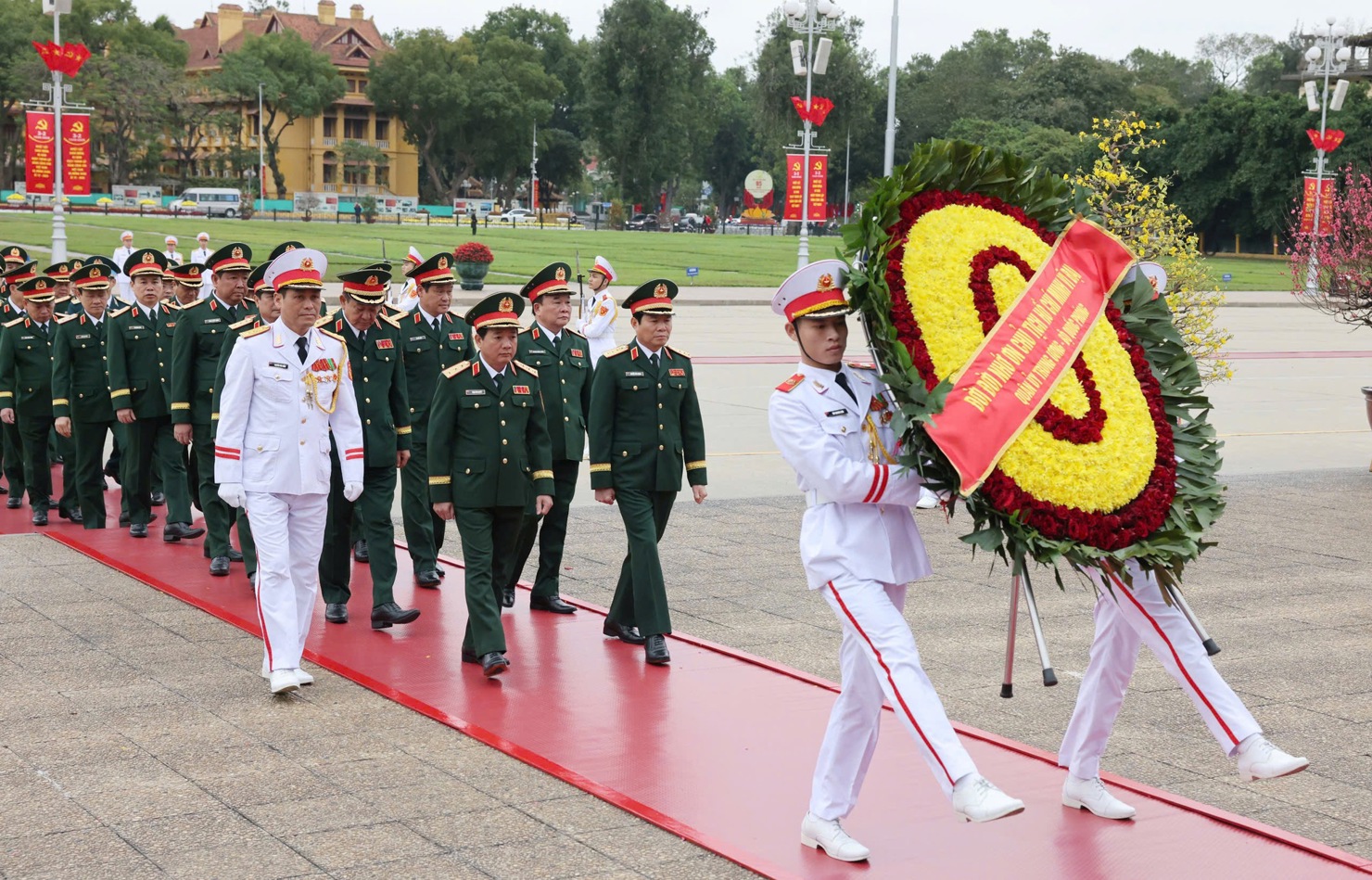 Đo&agrave;n đại biểu Qu&acirc;n ủy Trung ương - Bộ Quốc ph&ograve;ng v&agrave;o Lăng viếng Chủ tịch Hồ Ch&iacute; Minh - Ảnh: VGP/Nhật Bắc