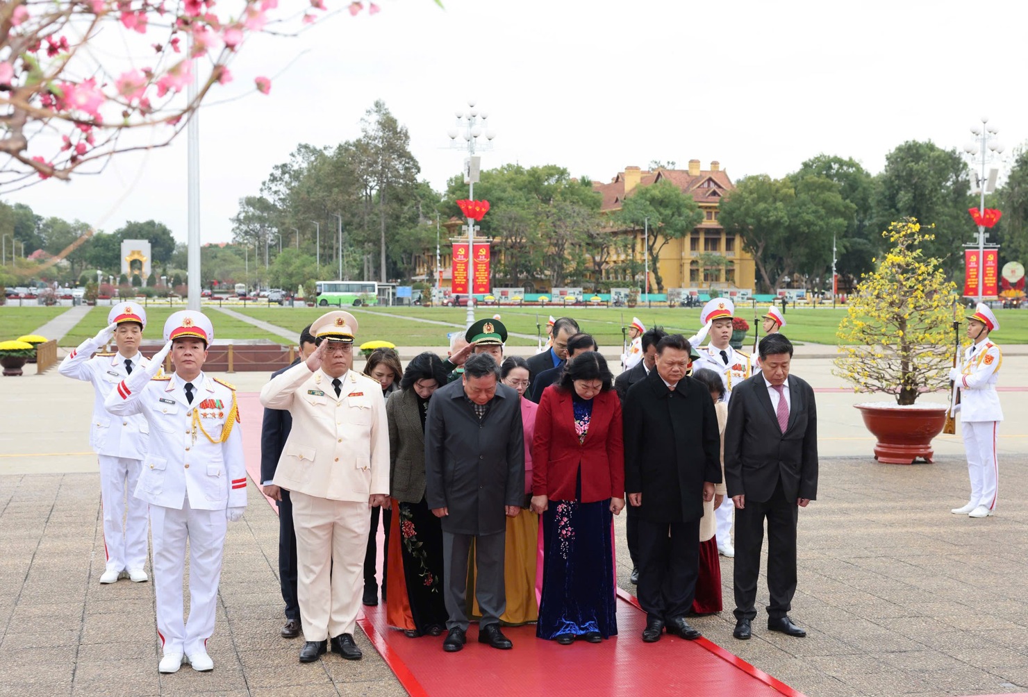 Đo&agrave;n đại biểu Th&agrave;nh ủy, HĐND, UBND, Ủy ban MTTQ Việt Nam th&agrave;nh phố H&agrave; Nội th&agrave;nh k&iacute;nh tưởng niệm Chủ tịch Hồ Ch&iacute; Minh - Ảnh: VGP/Nhật Bắc