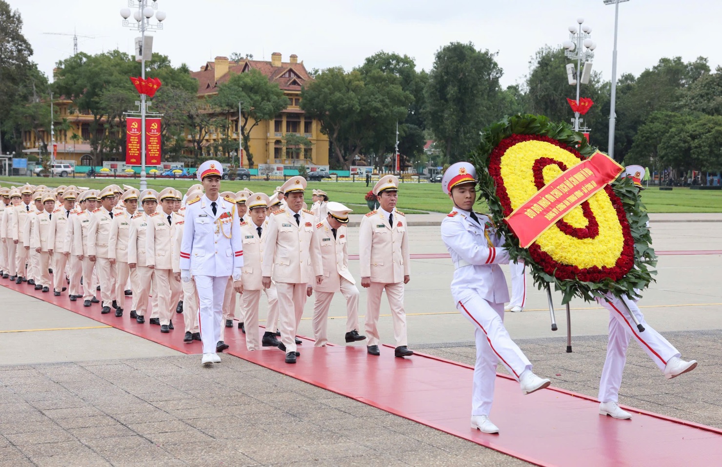 Đo&agrave;n đại biểu Đảng ủy C&ocirc;ng an Trung ương - Bộ C&ocirc;ng an v&agrave;o Lăng viếng Chủ tịch Hồ Ch&iacute; Minh - Ảnh: VGP/Nhật Bắc