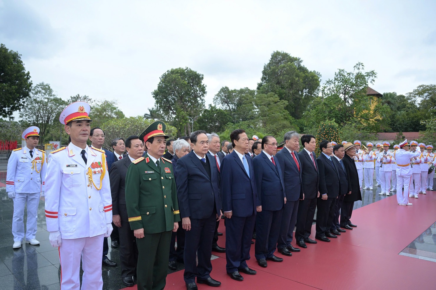 Đo&agrave;n đại biểu l&atilde;nh đạo, nguy&ecirc;n l&atilde;nh đạo Đảng, Nh&agrave; nước tưởng niệm c&aacute;c Anh h&ugrave;ng Liệt sĩ tại Đ&agrave;i tưởng niệm c&aacute;c Anh h&ugrave;ng Liệt sĩ, đường Bắc Sơn, H&agrave; Nội - Ảnh: VGP/Nhật Bắc