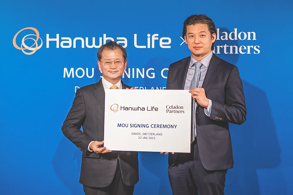 &Ocirc;ng Yeo Seung Joo - Ph&oacute; Chủ tịch ki&ecirc;m CEO của Hanwha Life H&agrave;n Quốc (b&ecirc;n tr&aacute;i) v&agrave; &ocirc;ng Donald Tang - CEO của Celadon Partners (b&ecirc;n phải) k&yacute; kết Bi&ecirc;n bản ghi nhớ về đổi mới AI tại Diễn đ&agrave;n Kinh tế Thế giới ở Davos (Thụy Sĩ).