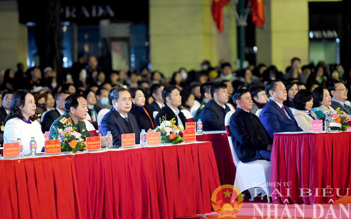 Chủ tịch Quốc hội Trần Thanh Mẫn và các đại biểu dự Chương trình nghệ thuật đặc biệt "95 năm - Ánh sáng soi đường". Ảnh: Lâm Hiển