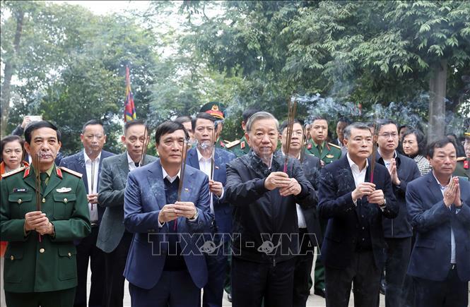 Tổng B&iacute; thư T&ocirc; L&acirc;m d&acirc;ng hương tại Điện K&iacute;nh Thi&ecirc;n tr&ecirc;n đỉnh n&uacute;i Nghĩa Lĩnh thuộc Khu Di t&iacute;ch lịch sử Quốc gia đặc biệt Đền H&ugrave;ng. Ảnh: TTXVN