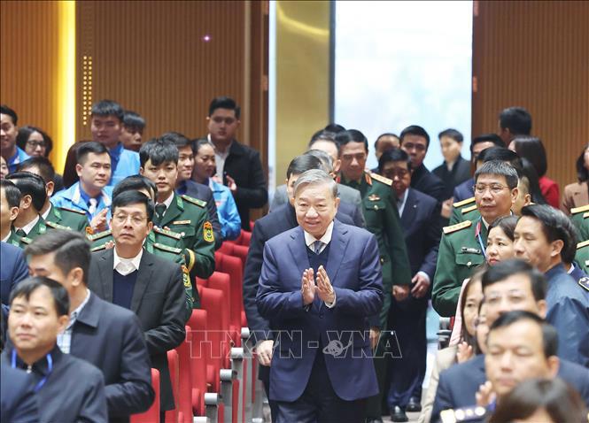 Tổng B&iacute; thư T&ocirc; L&acirc;m v&agrave; Đo&agrave;n c&ocirc;ng t&aacute;c Trung ương l&agrave;m việc với Ban Chấp h&agrave;nh Đảng bộ tỉnh H&agrave; Giang. Ảnh: TTXVN &nbsp;