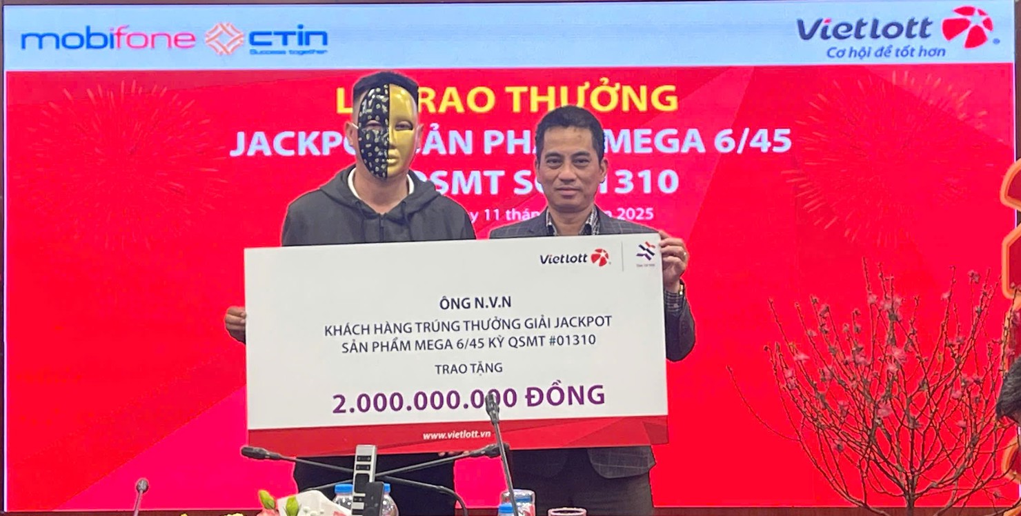 Anh N. trao tặng 2 tỷ đồng đến Quỹ T&acirc;m T&agrave;i Việt để thực hiện c&aacute;c chương tr&igrave;nh an sinh x&atilde; hội. Ảnh: Vietlott