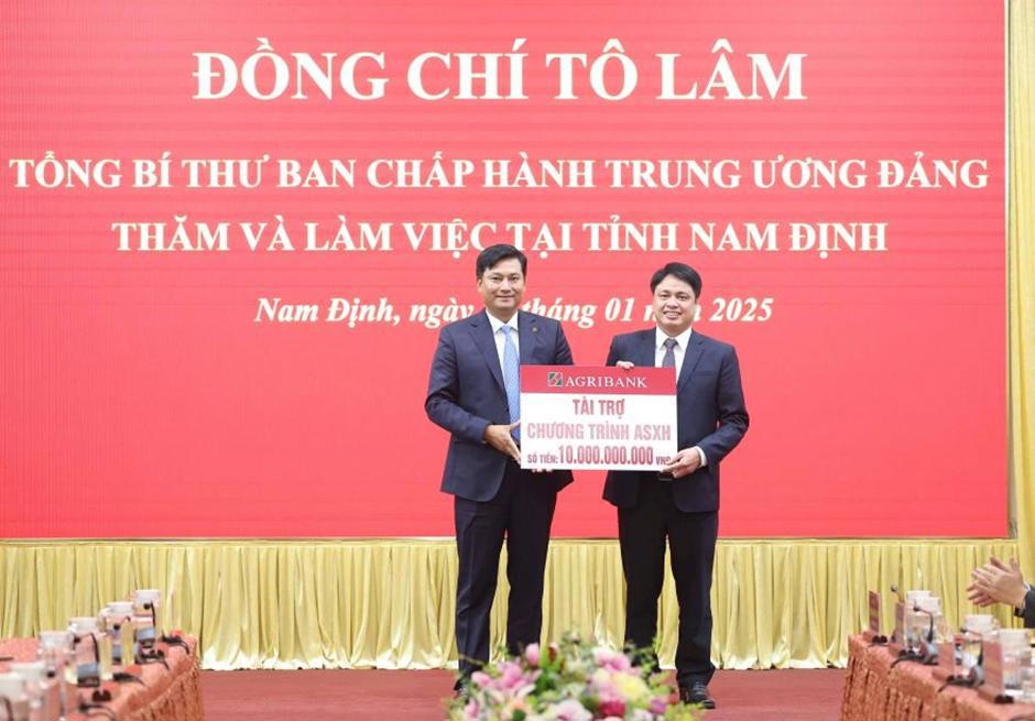 Đồng chí Phạm Toàn Vượng - Phó Bí thư Đảng ủy phụ trách Đảng bộ, Thành viên HĐTV, Tổng Giám đốc Agribank trao tặng 10 tỷ đồng an sinh xã hội cho tỉnh Nam Định.