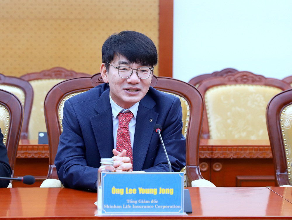 &Ocirc;ng Lee Young Jong - Tổng Gi&aacute;m đốc Shinhan Life Insurance Corporation cảm ơn sự đ&oacute;n tiếp chu đ&aacute;o của L&atilde;nh đạo Bộ T&agrave;i ch&iacute;nh.