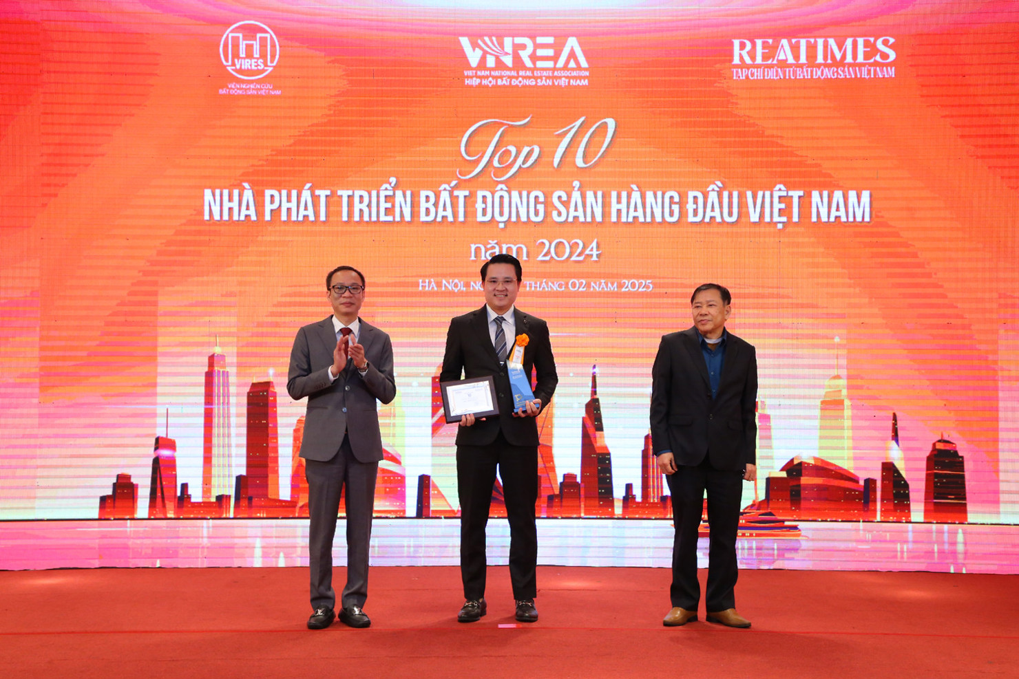 &Ocirc;ng Nguyễn Tuấn Anh &ndash; Ph&oacute; Tổng Gi&aacute;m đốc KN Cam Ranh, đại diện Chủ đầu tư đ&oacute;n nhận vinh danh Top 10 Nh&agrave; ph&aacute;t triển bất động sản h&agrave;ng đầu Việt Nam năm 2024. Ảnh: KN Cam Ranh