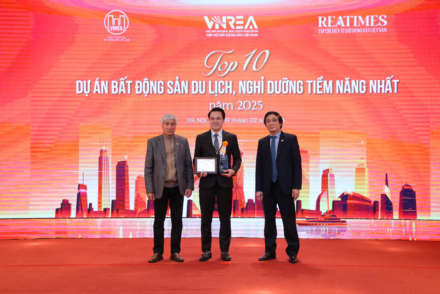 &Ocirc;ng Nguyễn Tuấn Anh &ndash; Ph&oacute; Tổng Gi&aacute;m đốc KN Cam Ranh đ&oacute;n nhận vinh danh Top 10 Dự &aacute;n bất động sản du lịch, nghỉ dưỡng tiềm năng nhất năm 2025. Ảnh: KN Cam Ranh