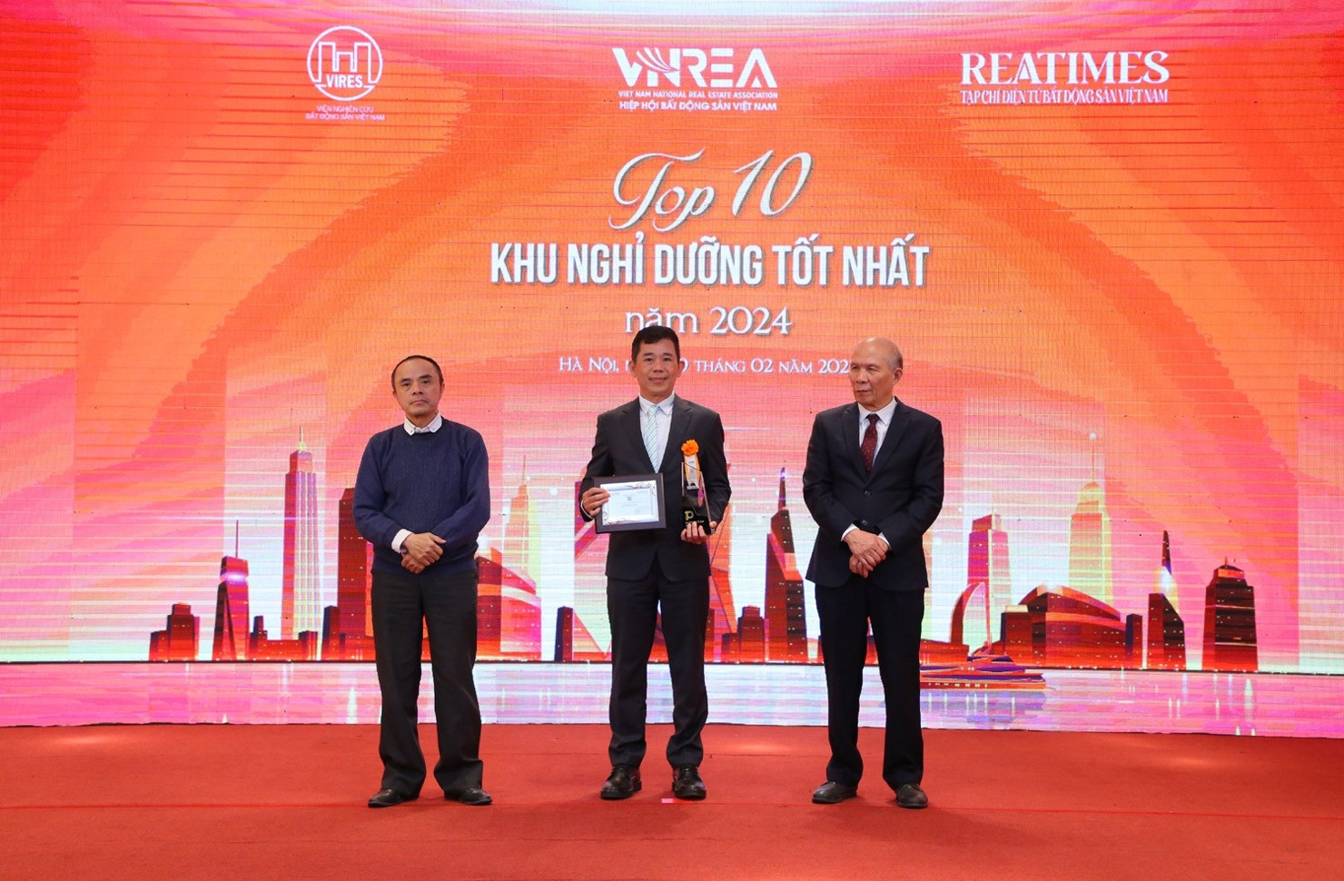 &Ocirc;ng Trần Văn H&ugrave;ng &ndash; Tổng Quản l&yacute; Wyndham Grand Cam Ranh đ&oacute;n nhận vinh danh Top 10 khu nghỉ dưỡng tốt nhất năm 2024.