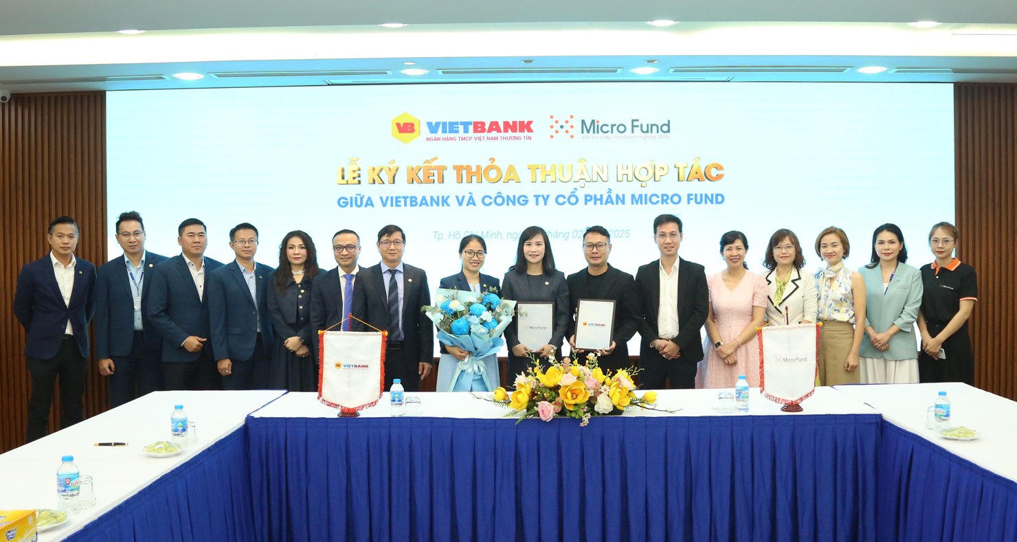 Ban L&atilde;nh đạo Vietbank v&agrave; Micro fund chụp h&igrave;nh lưu niệm tại buổi k&yacute; kết ng&agrave;y 19/02/2025. Ảnh: Vietbank