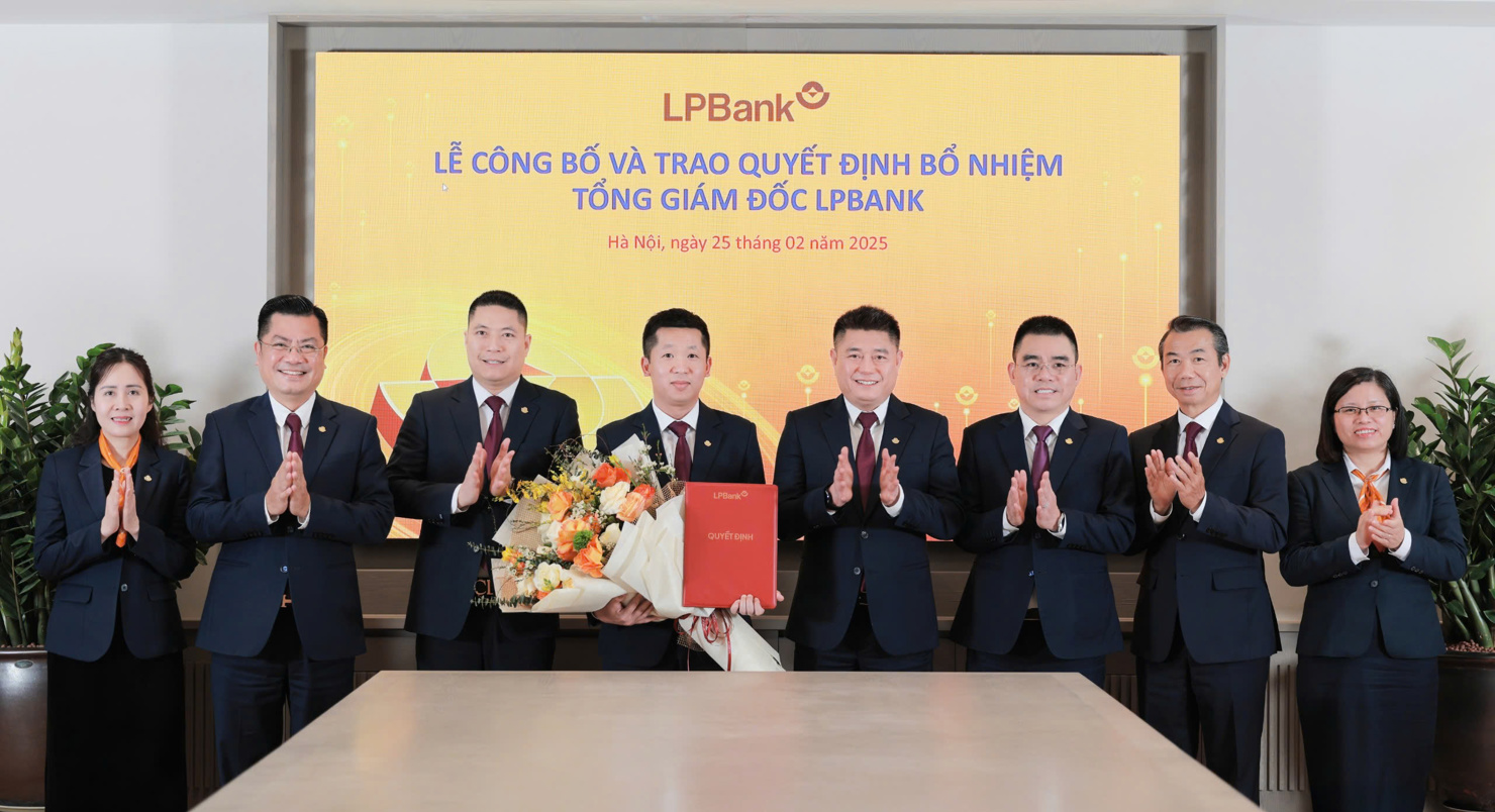 Hội đồng quản trị LPBank v&agrave; Ban kiểm so&aacute;t ch&uacute;c mừng &ocirc;ng Vũ Quốc Kh&aacute;nh - T&acirc;n Tổng Gi&aacute;m đốc