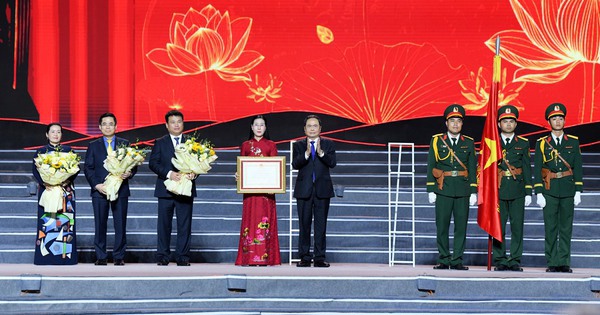 Chủ tịch Quốc hội Trần Thanh Mẫn trao tặng Huân chương Lao động hạng Nhất cho Đảng bộ, chính quyền và nhân dân tỉnh Quảng Ngãi - Ảnh: VGP/Nguyễn Hoàng