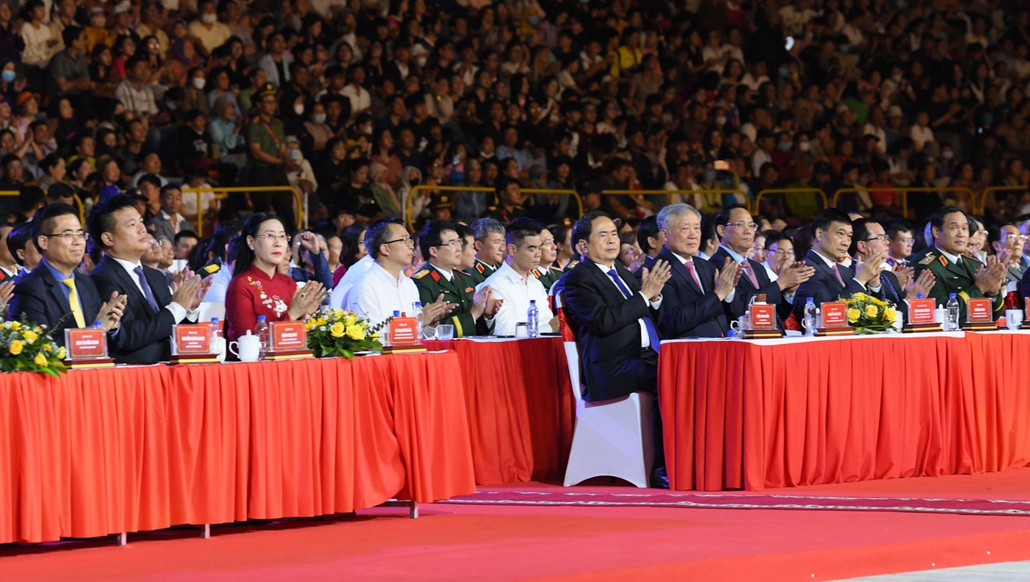 Chủ tịch Quốc hội Trần Thanh Mẫn, Phó Thủ tướng Thường trực Chính phủ Nguyễn Hòa Bình và các đại biểu dự lễ kỷ niệm - Ảnh: VGP/Nguyễn Hoàng