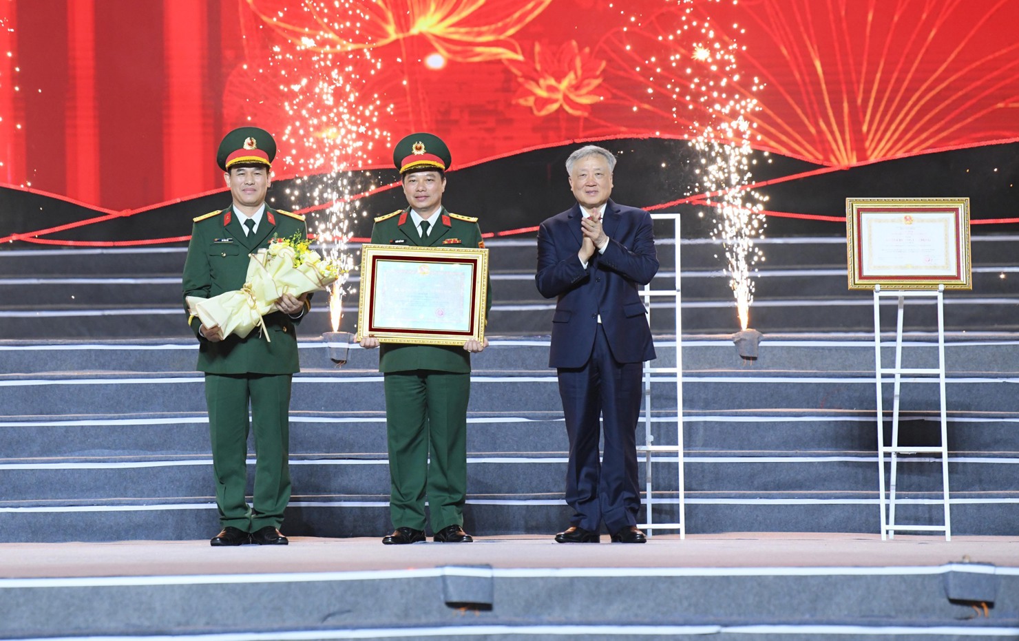 Phó Thủ tướng Thường trực Chính phủ Nguyễn Hòa Bình trao tặng Huân chương Bảo vệ Tổ quốc cho Bộ Chỉ huy Quân sự tỉnh Quảng Ngãi - Ảnh: VGP/Nguyễn Hoàng
