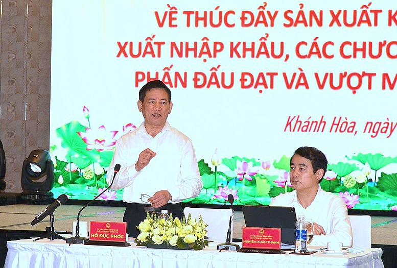 Ph&oacute; Thủ tướng Ch&iacute;nh phủ Hồ Đức Phớc l&agrave;m việc với 3 địa phương để th&aacute;o gỡ vướng mắc, th&uacute;c đẩy tăng trưởng - Ảnh :VGP/Trần Mạnh.