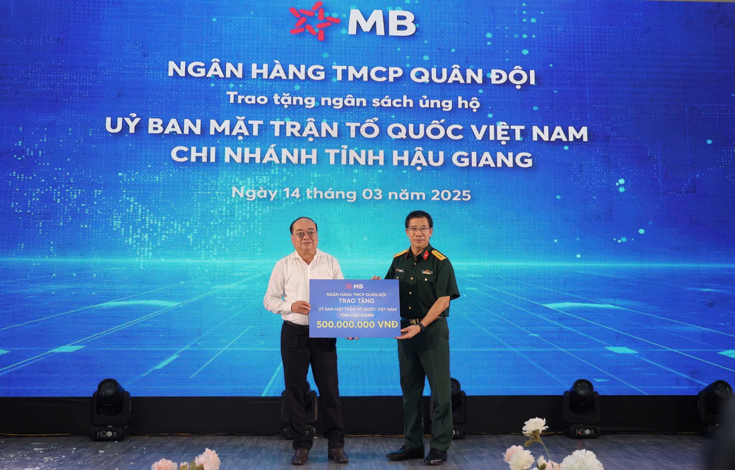 Nh&acirc;n dịp khai trương chi nh&aacute;nh, MB trao tăng ng&acirc;n s&aacute;ch ủng hộ Ủy ban Mặt trận Tổ quốc Việt Nam chi nh&aacute;nh Hậu Giang 500 triệu đồng.