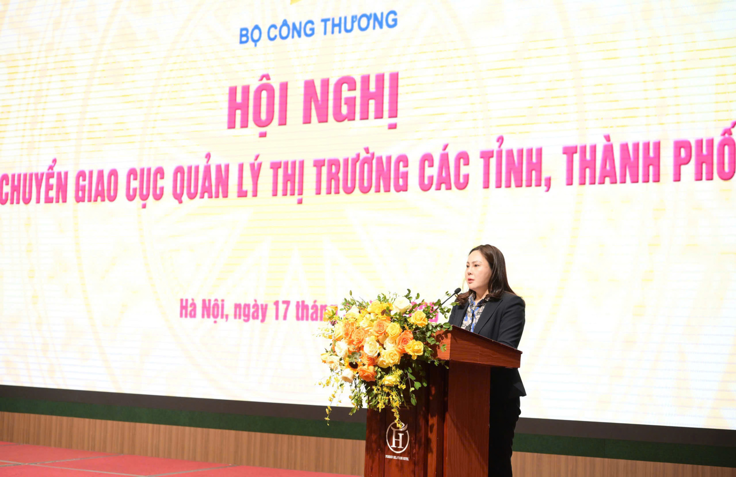 B&agrave; Nguyễn Thị Hiền - Gi&aacute;m đốc Sở C&ocirc;ng Thương Quảng Ninh - ph&aacute;t biểu tại hội nghị