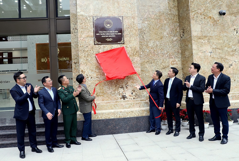 L&atilde;nh đạo Bộ T&agrave;i ch&iacute;nh, đại diện l&atilde;nh đạo c&aacute;c đơn vị thực hiện nghi thức Lễ gắn biển C&ocirc;ng trình kỷ niệm 80 năm Ng&agrave;y truyền thống ng&agrave;nh T&agrave;i ch&iacute;nh.