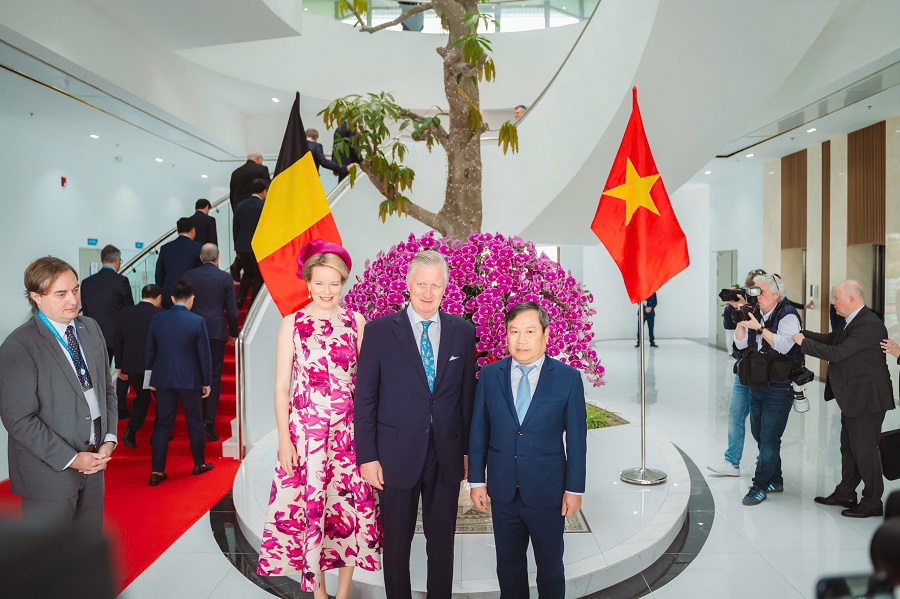 Ông Vũ Đại Thắng, Bí thư Tỉnh ủy tỉnh Quảng Ninh chụp ảnh lưu niệm cùng Nhà vua và Hoàng hậu Vương quốc Bỉ 