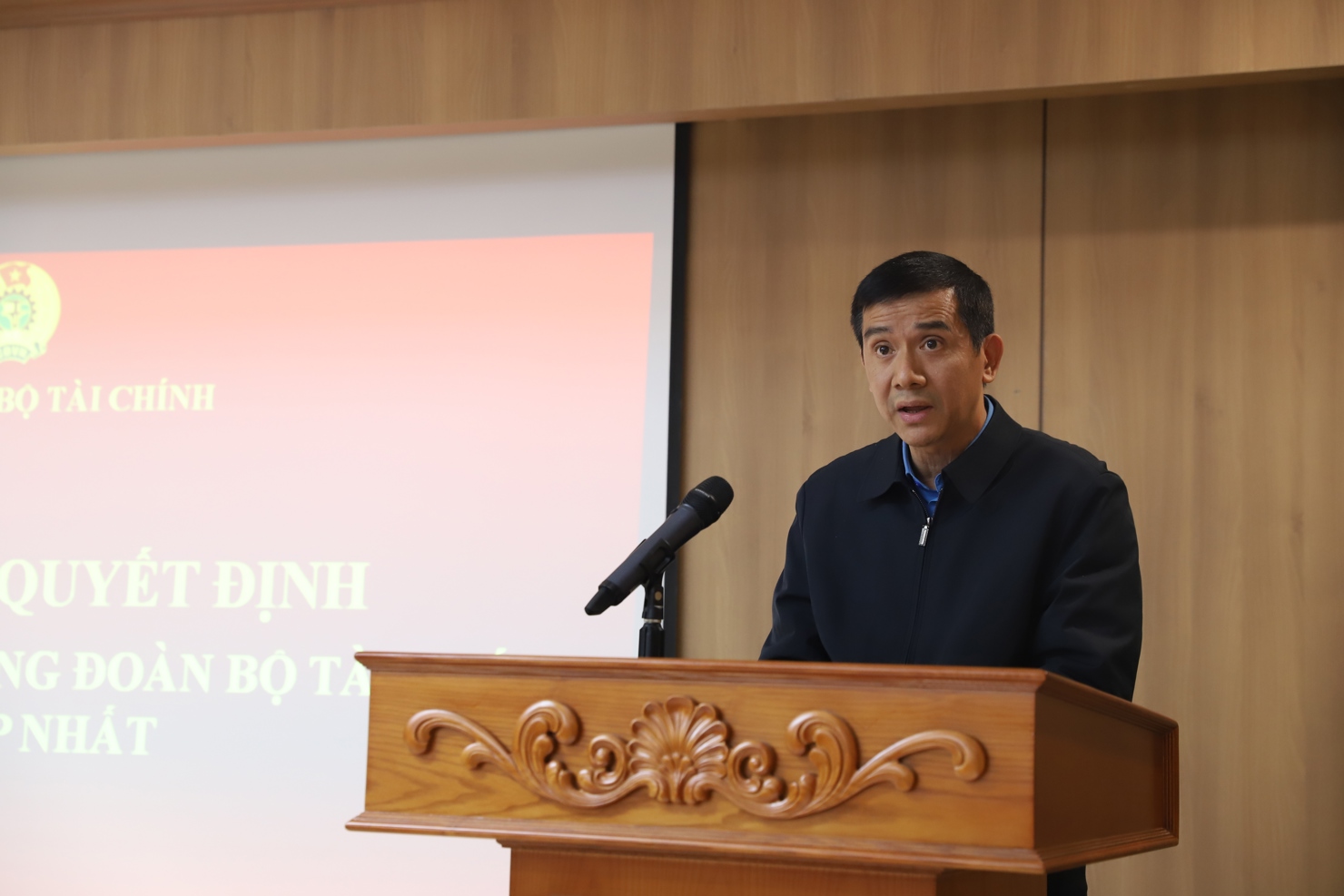 &Ocirc;ng Ho&agrave;ng Bảo Trung - Ủy vi&ecirc;n Ban Thường vụ, Trưởng Ban Tổ chức - Kiểm tra C&ocirc;ng đo&agrave;n vi&ecirc;n chức Việt Nam c&ocirc;ng bố Quyết định kiện to&agrave;n Ban chấp h&agrave;nh C&ocirc;ng đo&agrave;n Bộ T&agrave;i ch&iacute;nh.