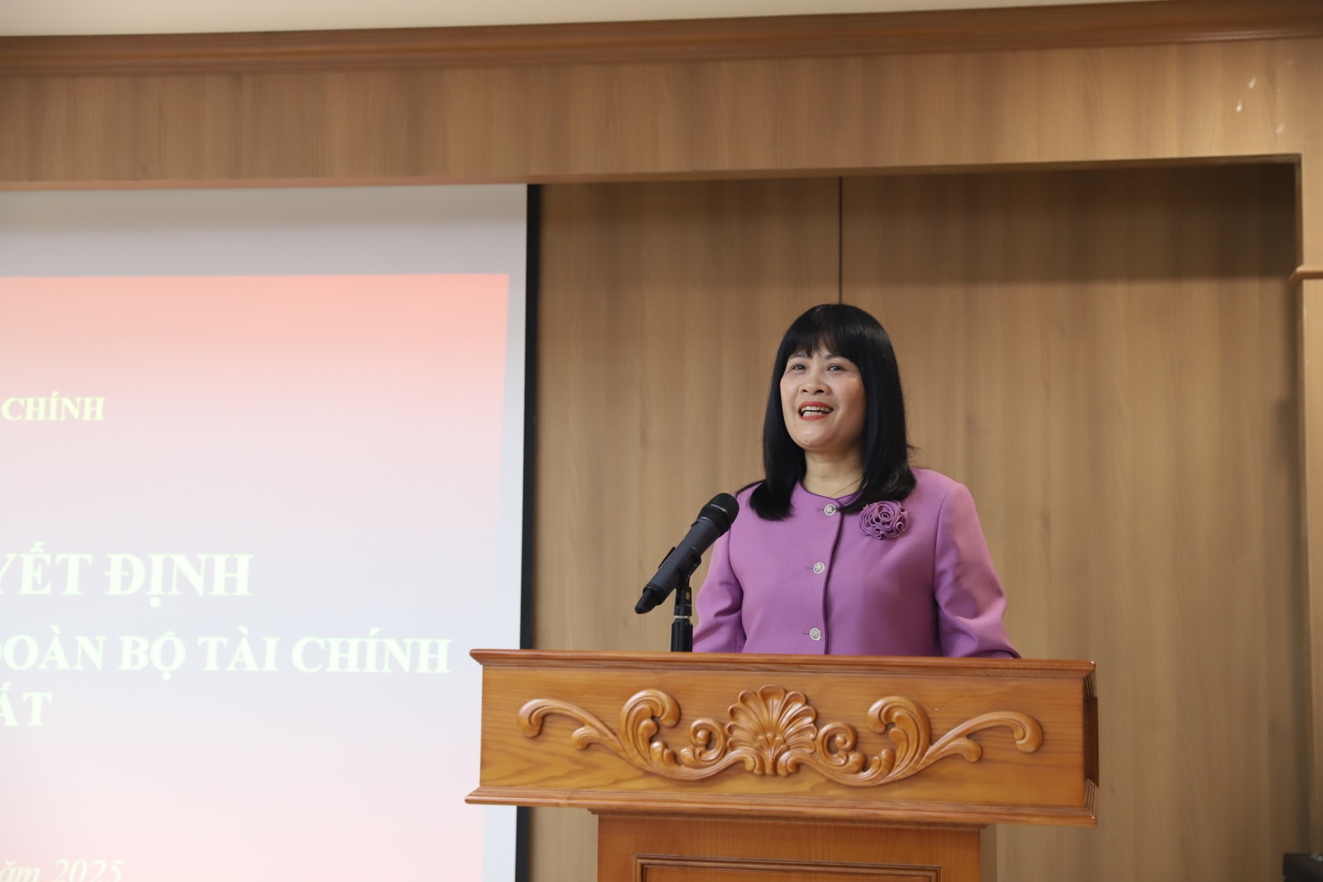 B&agrave; Đỗ Hồng V&acirc;n &ndash; Ph&oacute; Chủ tịch thường trực C&ocirc;ng đo&agrave;n vi&ecirc;n chức Việt Nam giao nhiệm vụ tới Ban Chấp h&agrave;nh C&ocirc;ng đo&agrave;n Bộ T&agrave;i ch&iacute;nh.