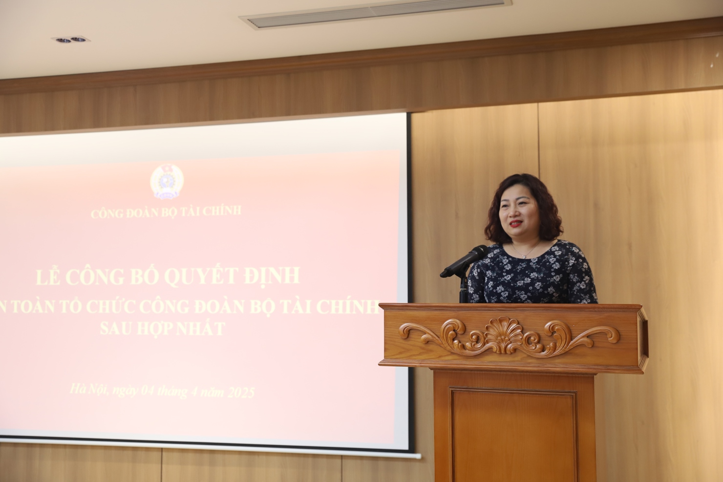 Chủ tịch C&ocirc;ng đo&agrave;n Bộ T&agrave;i ch&iacute;nh L&ecirc; Thị Tường Thu ph&aacute;t biểu nhận nhiệm vụ.