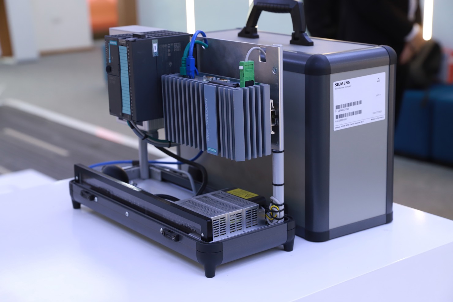 ... của Siemens v&agrave; c&aacute;c đối t&aacute;c c&ocirc;ng nghệ như Hitachi.