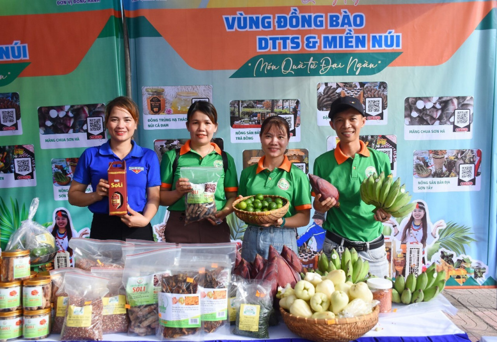 Đưa sản phẩm của địa phương ra thị trường th&ocirc;ng qua c&aacute;c s&agrave;n thương mại điện tử .