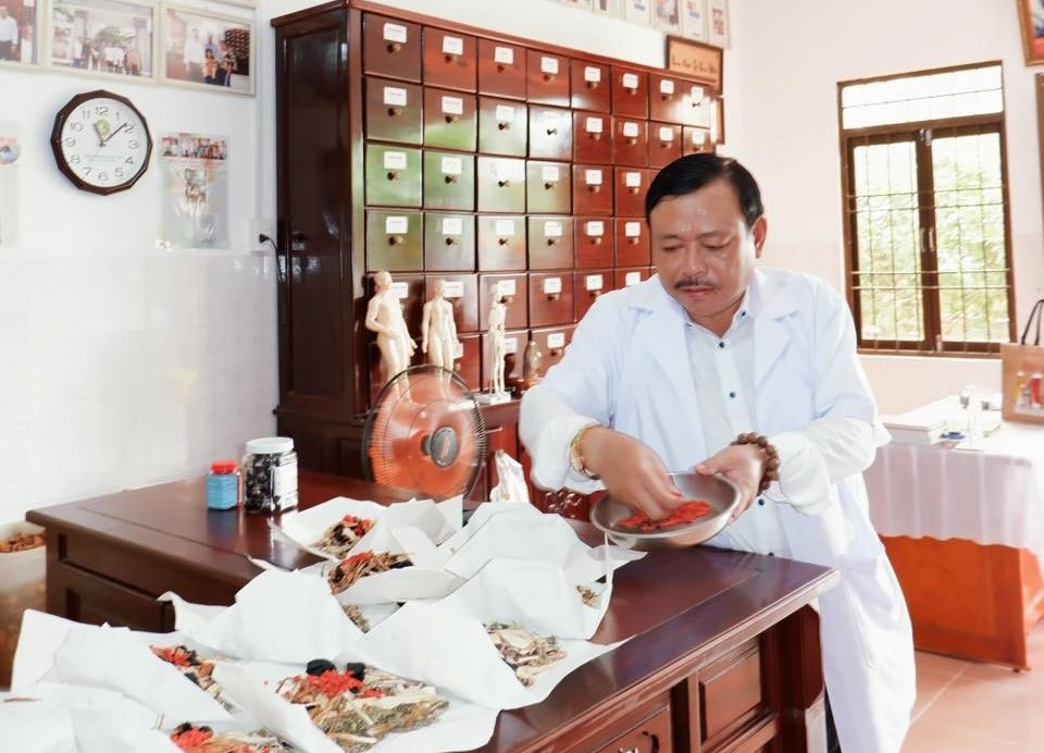 Bí quyết thành công từ những bài thuốc độc đáo, được BS Lâm dày công nghiên cứu và ứng dụng. Ảnh: TL