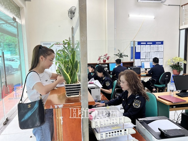 Chi cục Hải quan Tân Thanh bố trí CBCC trực tiếp nhận và giải quyết thủ tục cho DN. Ảnh: H.Nụ. 