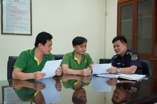 Công chức Cục Hải quan Đồng Nai hướng dẫn thủ tục cho DN. Ảnh: N.Hiền.