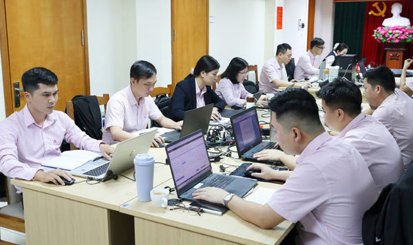 NHCSXH tập trung hướng dẫn, đ&agrave;o tạo c&aacute;n bộ chuyển đổi số, x&acirc;y dựng c&aacute;c giải ph&aacute;p mang t&iacute;nh đột ph&aacute;, đổi mới hiệu quả. Ảnh: NHCSXH
