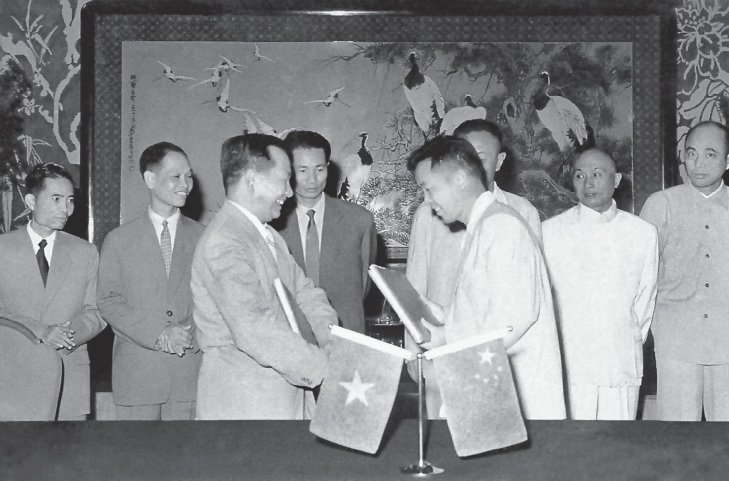 Bộ trưởng Bộ T&agrave;i ch&iacute;nh Đặng Việt Ch&acirc;u đại diện Ch&iacute;nh phủ Việt Nam D&acirc;n chủ Cộng h&ograve;a k&yacute; Hiệp định hợp t&aacute;c kinh tế với đại diện Ch&iacute;nh phủ Trung Quốc