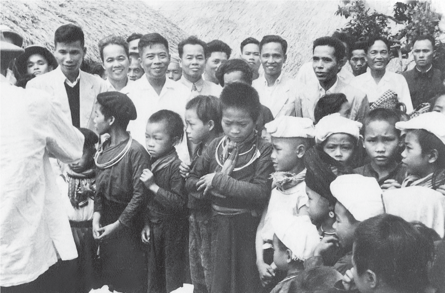 Ph&oacute; Thủ tướng Ch&iacute;nh phủ Phạm H&ugrave;ng (thứ 4 từ tr&aacute;i sang) v&agrave; Bộ trưởng Bộ T&agrave;i ch&iacute;nh Ho&agrave;ng Anh (thứ 3 từ tr&aacute;i sang) trong chuyến c&ocirc;ng t&aacute;c tại Y&ecirc;n B&aacute;i (năm 1964)