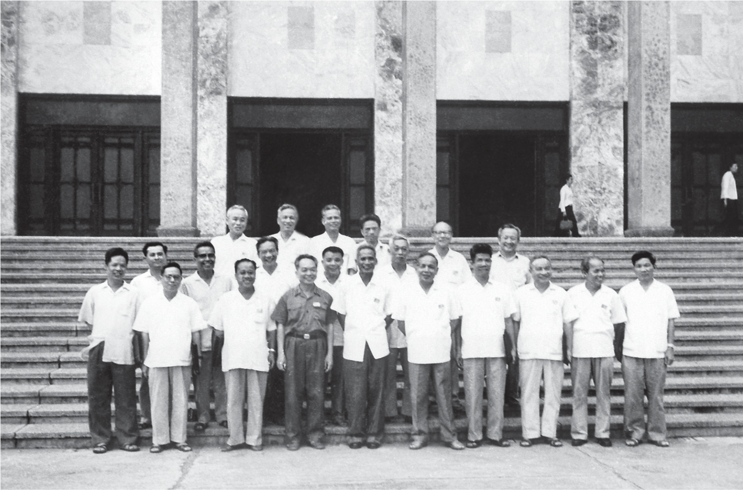 Ch&iacute;nh phủ nhiệm kỳ Quốc hội kho&aacute; IV (1971 - 1975), Bộ trưởng Bộ T&agrave;i ch&iacute;nh Đặng Việt Ch&acirc;u đứng đầu h&agrave;ng thứ 2, từ phải sang