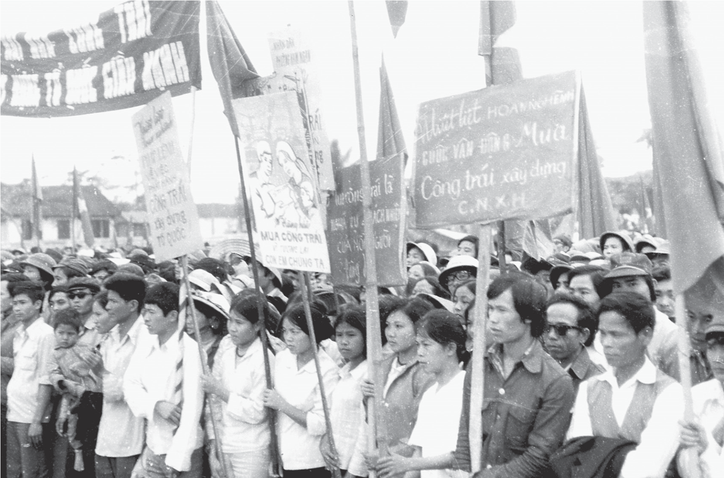 Nh&acirc;n d&acirc;n Thanh Ho&aacute; tham gia m&iacute;t tinh trong ng&agrave;y hội mua c&ocirc;ng tr&aacute;i x&acirc;y dựng Tổ quốc