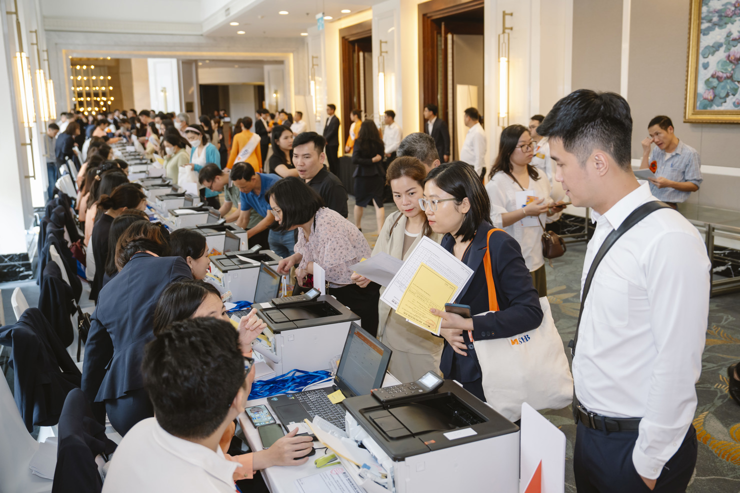 Đông đảo cổ đông đã tham dự ĐHĐCĐ năm 2025 của các ngân hàng. Ảnh: SHB