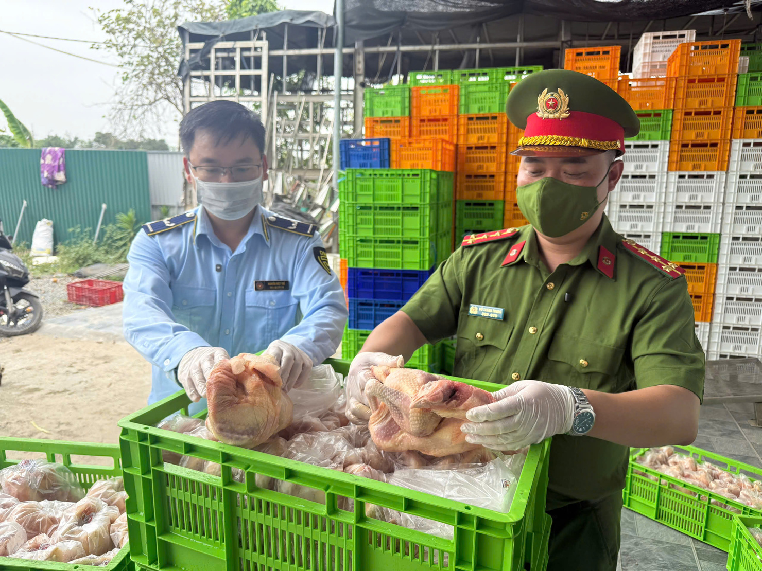 Lực lượng QLTT và Công an TP. Hà Nội kiểm tra tang vật hơn 20 tấn thực phẩm ngày 21/4/2025.