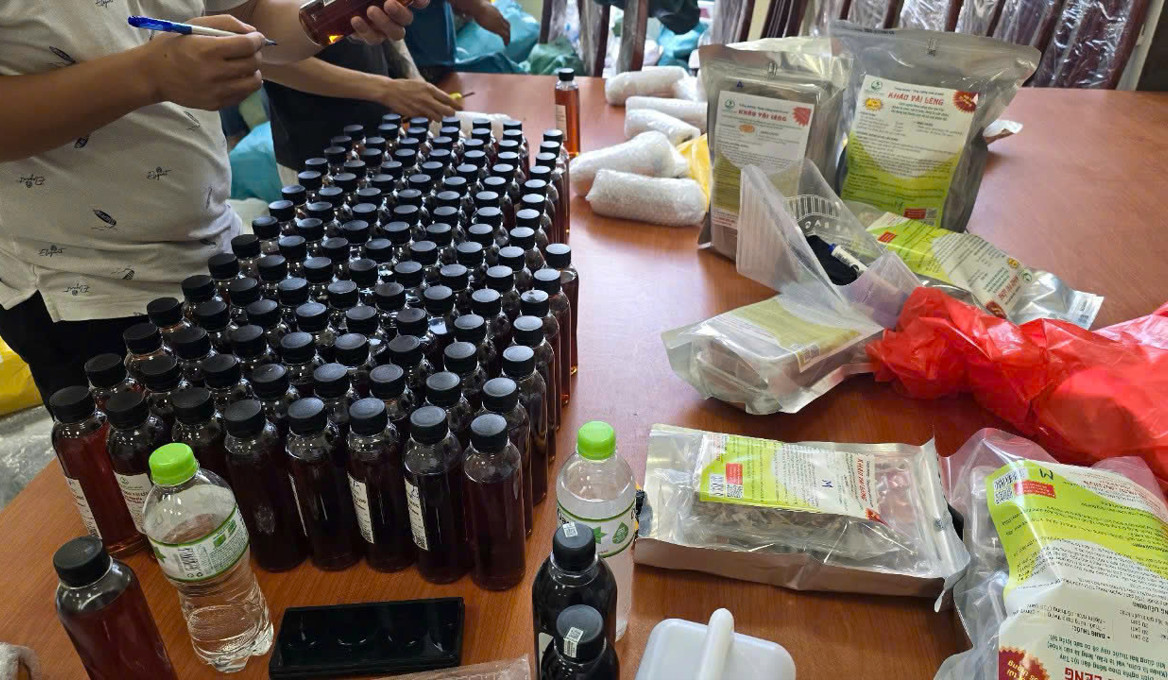 Lực lượng chức năng kiểm tra số h&agrave;ng h&oacute;a giả do c&aacute;c đối tượng sản xuất, bu&ocirc;n b&aacute;n.