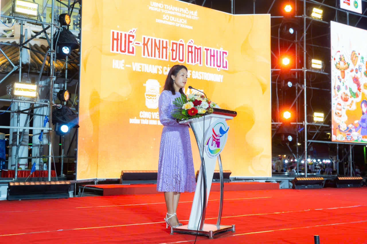 B&agrave; Trần Thị Thao Giang - Quản l&yacute; quan hệ đối ngoại c&ocirc;ng ty Nestl&eacute; Việt Nam ph&aacute;t biểu tại Lễ khai mạc sự kiện &ldquo;Huế - Kinh đ&ocirc; ẩm thực&rdquo;.