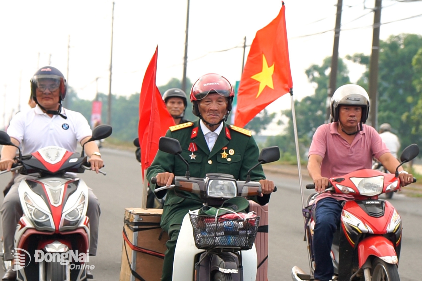 Người lính cụ hồ, cựu chiến binh Trần Văn Thanh vượt hành trình hơn 1.300 km để vào ngắm thành phố mang tên vị lãnh tụ vĩ đại Hồ Chí Minh thay đổi sau 50 năm thống nhất. Ảnh: Baodongnai.vn