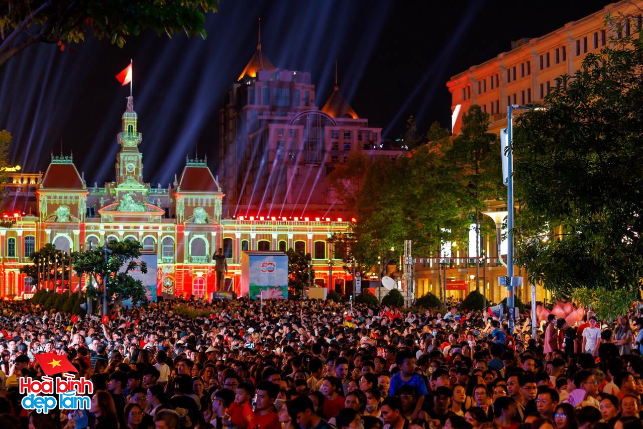 Biền người cùng hoà ca những ca khúc mừng non sông thống nhất tại TP. Hồ Chí Minh