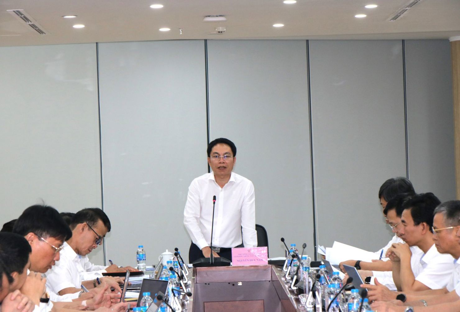 Ông Nguyễn Huy Nam - Phó Tổng Giám đốc TKV, Giám đốc Trung tâm Điều hành sản xuất tại Quảng Ninh phát biểu chỉ đạo tại Hội nghị đánh giá kết quả sản xuất, tiêu thụ than tháng 4 và triển khai nhiệm vụ tháng 5/2025.