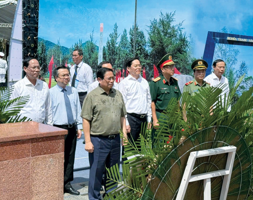 Thủ tướng Phạm Minh Chính; Phó Chủ tịch Quốc hội, Thượng tướng Trần Quang Phương và các đại biểu dâng hương tri ân các Anh hùng liệt sĩ tại nghĩa trang Hàng Dương 