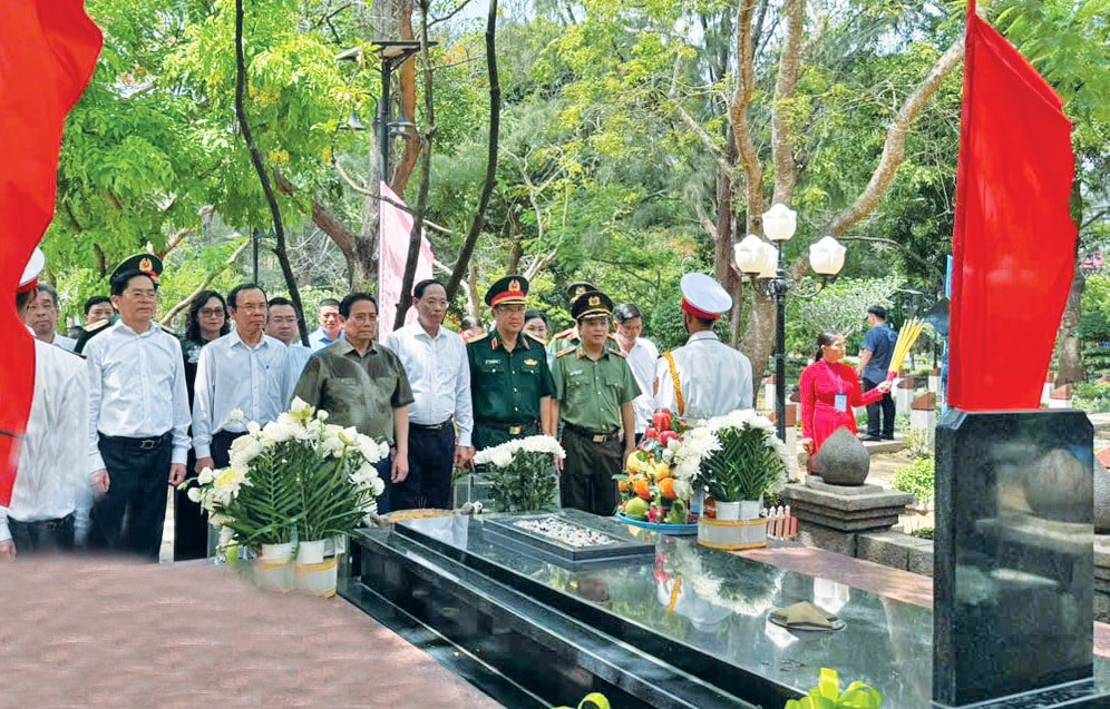 Thủ tướng Phạm Minh Chính; Phó Chủ tịch Quốc hội, Thượng tướng Trần Quang Phương và các đại biểu dâng hương, tưởng nhớ tại phần mộ nữ Anh hùng liệt sĩ Võ Thị Sáu ở Nghĩa trang Hàng Dương 