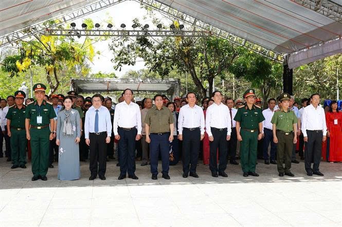 Thủ tướng Phạm Minh Chính; Phó Chủ tịch Quốc hội, Thượng tướng Trần Quang Phương và đại biểu tưởng nhớ các Anh hùng liệt sĩ tại Nghĩa trang Hàng Dương. Ảnh: Dương Giang/TTXVN 