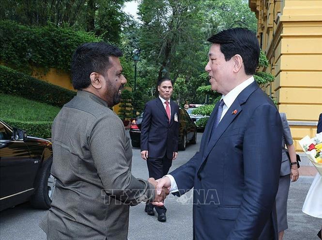 Chủ tịch nước Lương Cường đón Tổng thống Sri Lanka Anura Kumara Dissanayaka. Ảnh: TTXVN