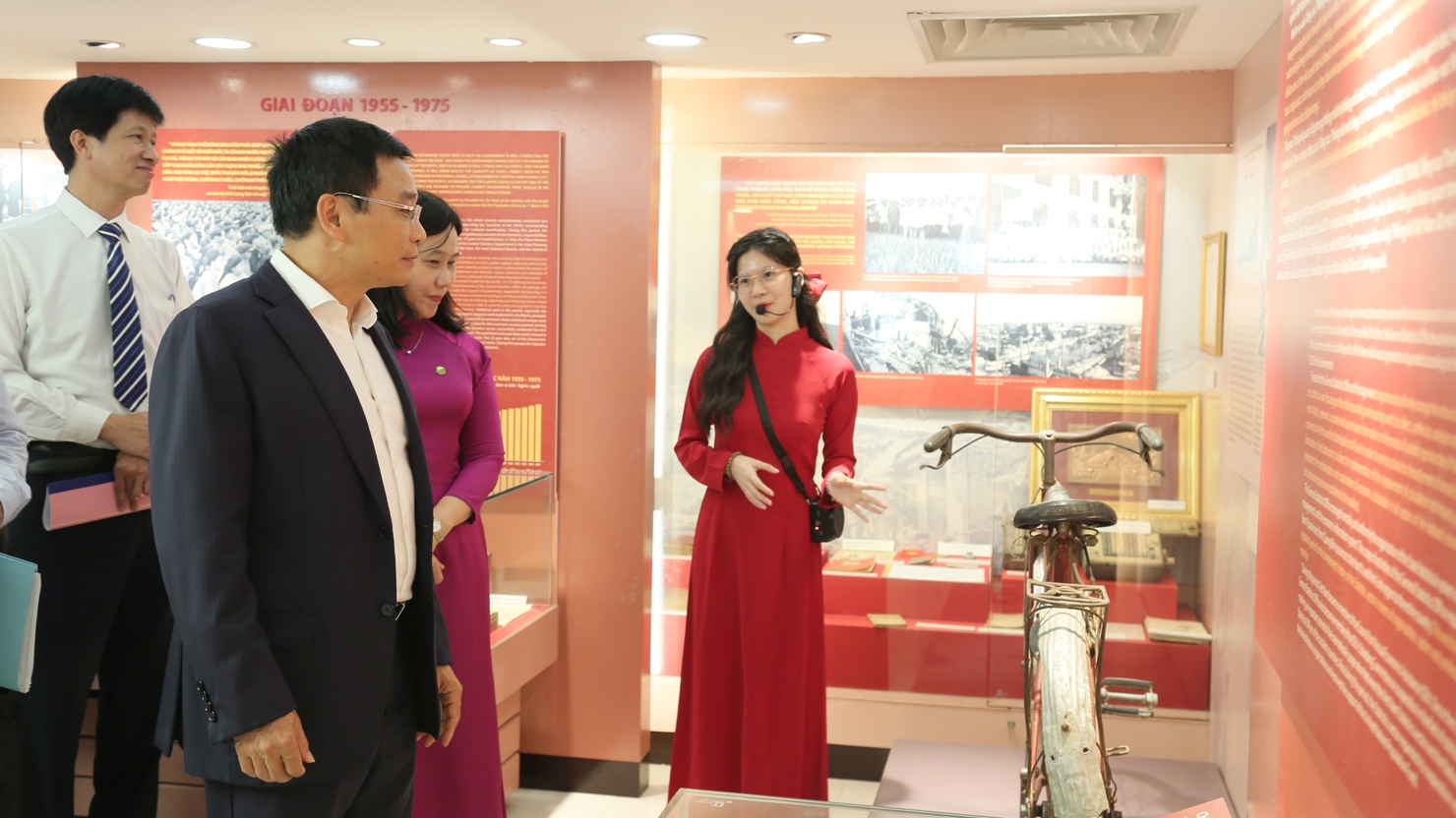 Bộ trưởng Nguyễn Văn Thắng tham quan Ph&ograve;ng truyền thống, nghe giới thiệu kh&aacute;i qu&aacute;t về qu&aacute; tr&igrave;nh 79 năm ph&aacute;t triển của ng&agrave;nh Thống k&ecirc;.